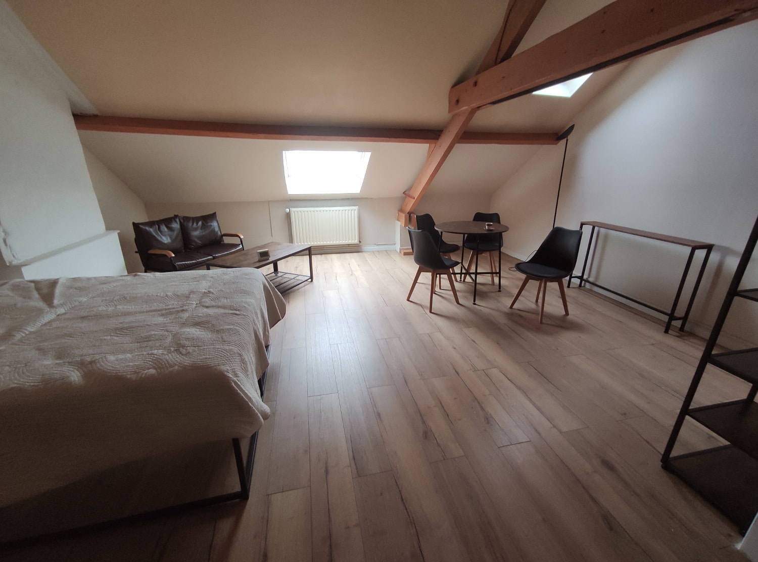 Très grande chambre sous le toit avec baignoire et douche